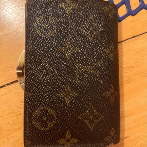Authetic LV Frenchkiss lock wallet - Picture 2 of 9